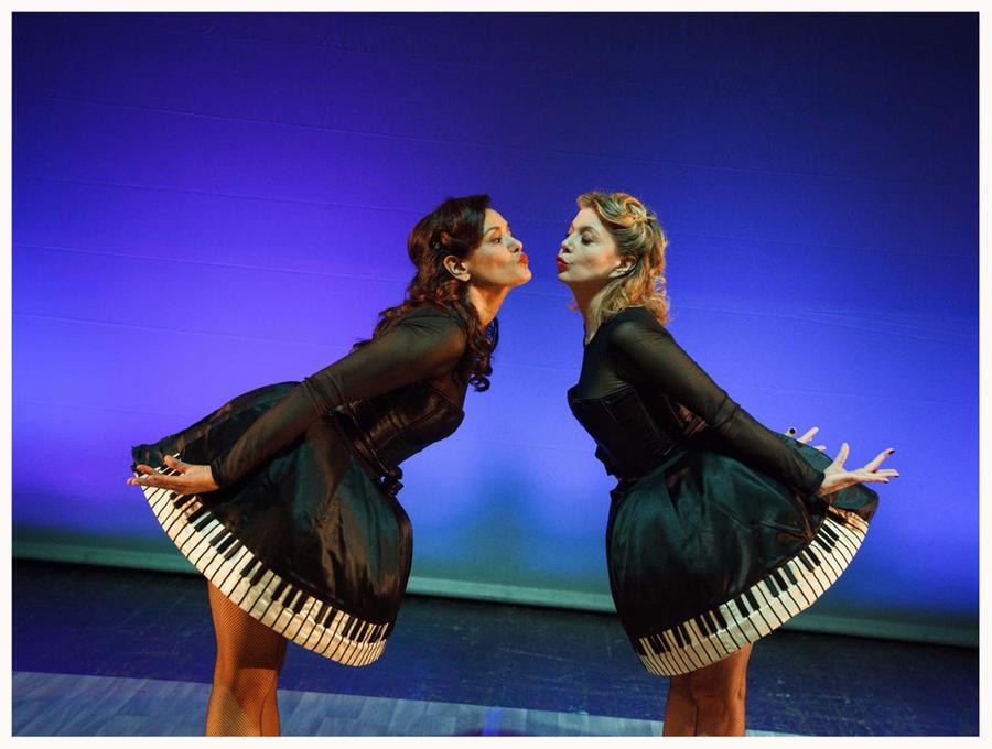 
	Lorenza Mario e Benedicta Boccoli in scena

