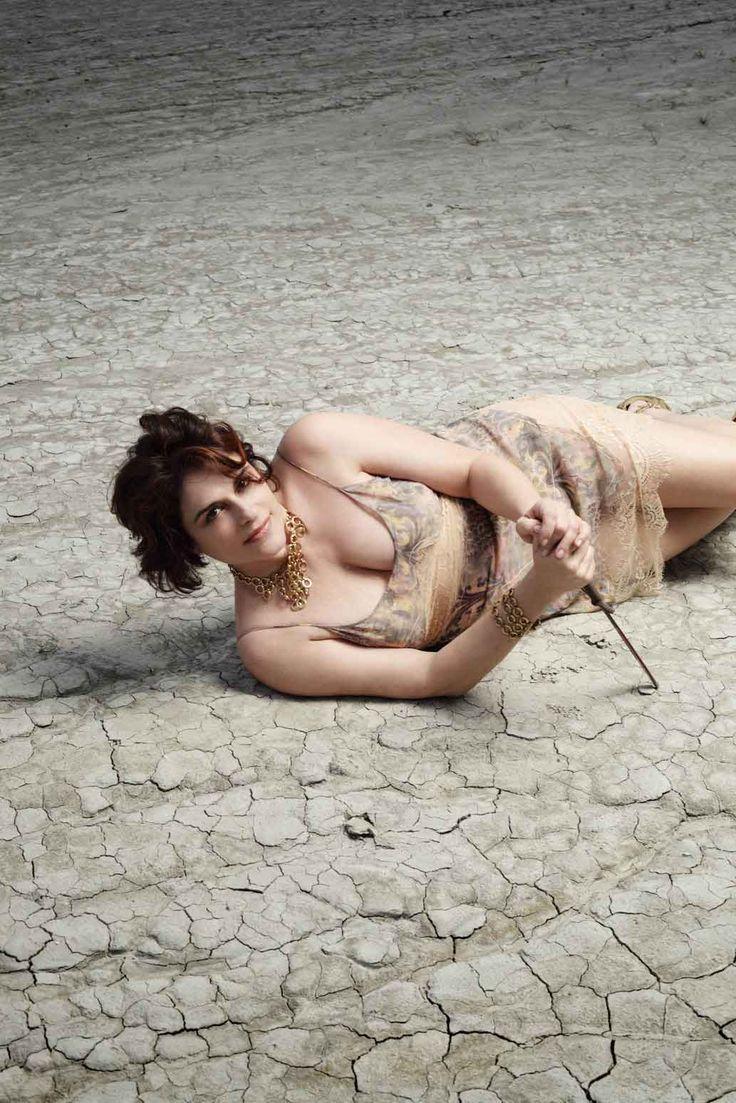 Attori "affissi" al muro per lanciare le stagioni Ert