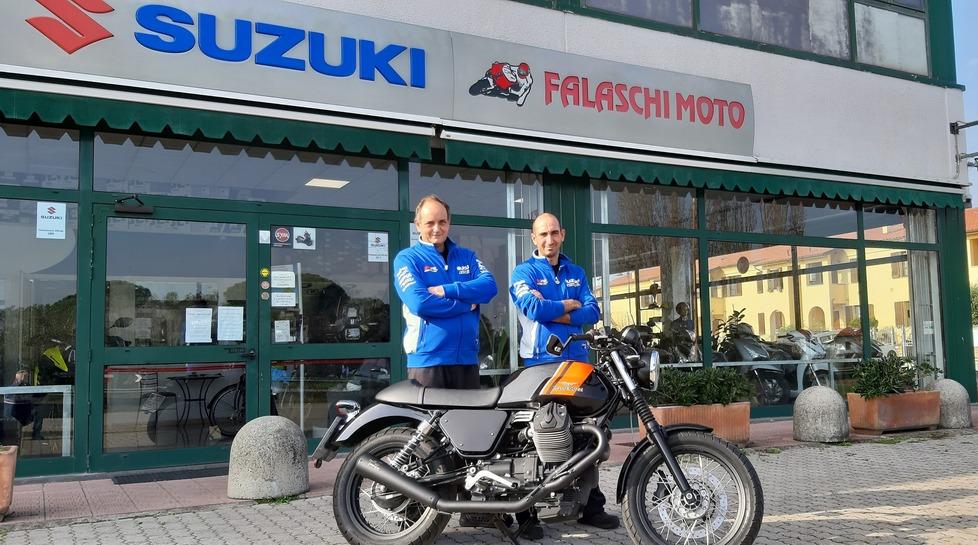 Due dipendenti davanti a Falaschi Moto