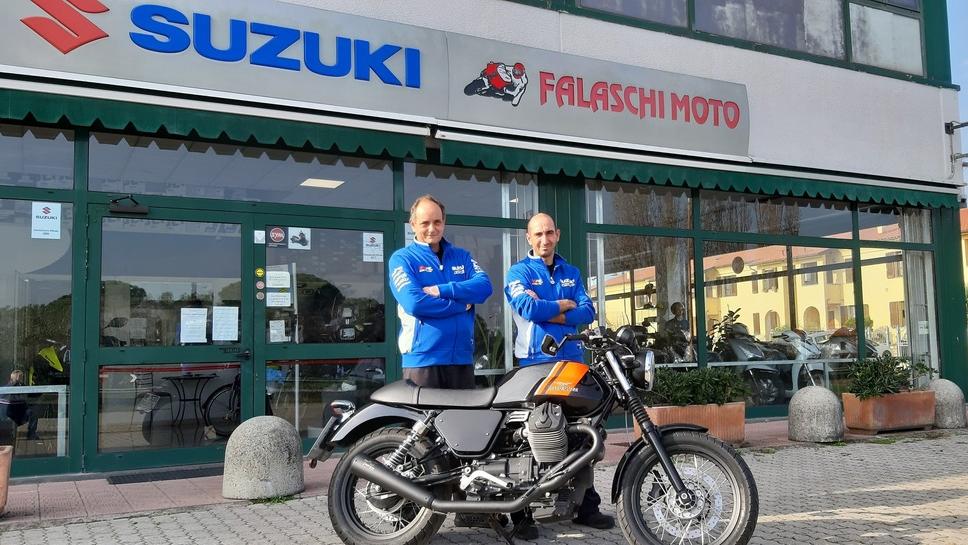 Due dipendenti davanti a Falaschi Moto