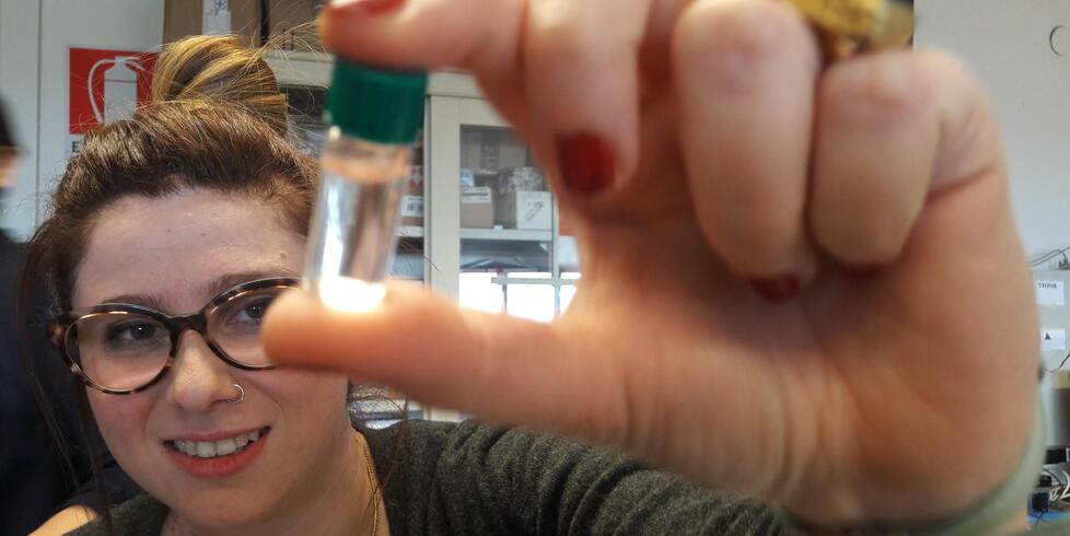 Chiara Magliaro con in mano un organoide in provetta