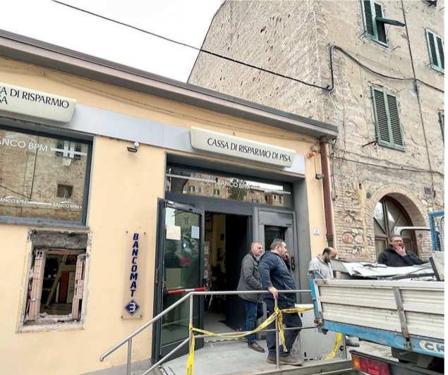 Nelle foto i danni alla banca per rubare il bancomat (foto Franco Silvi)
