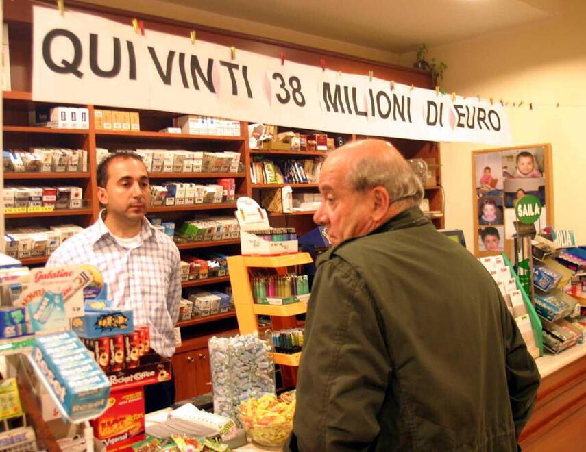 Alfonso Dimanuele nella sua tabaccheria