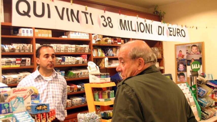 Alfonso Dimanuele nella sua tabaccheria