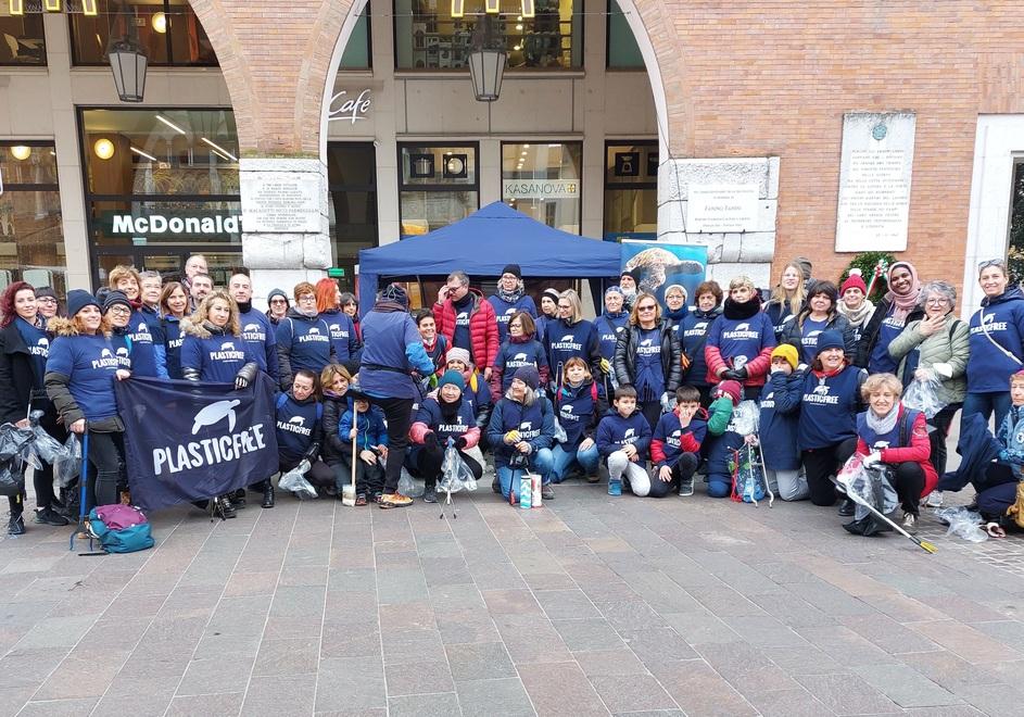 Ferrara, PlasticFree in azione: raccolte 10.500 cicche di sigaretta