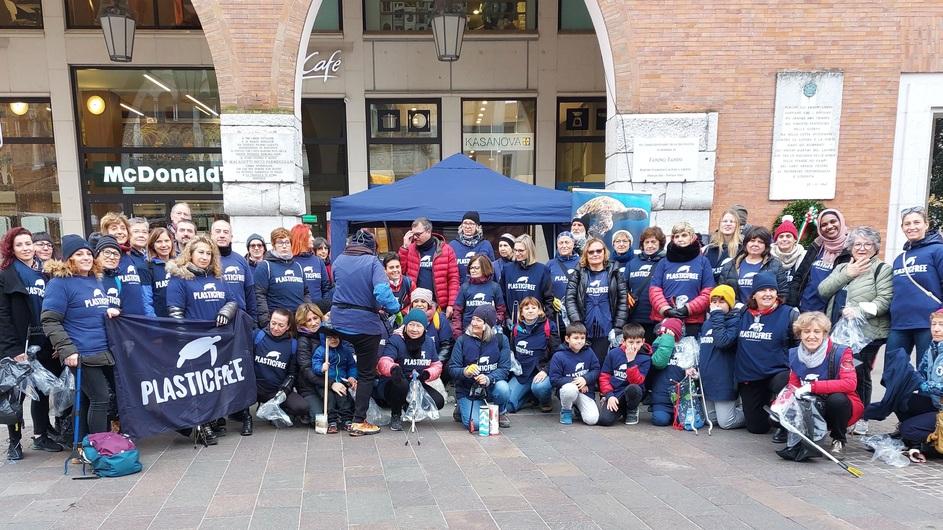 Ferrara, PlasticFree in azione: raccolte 10.500 cicche di sigaretta