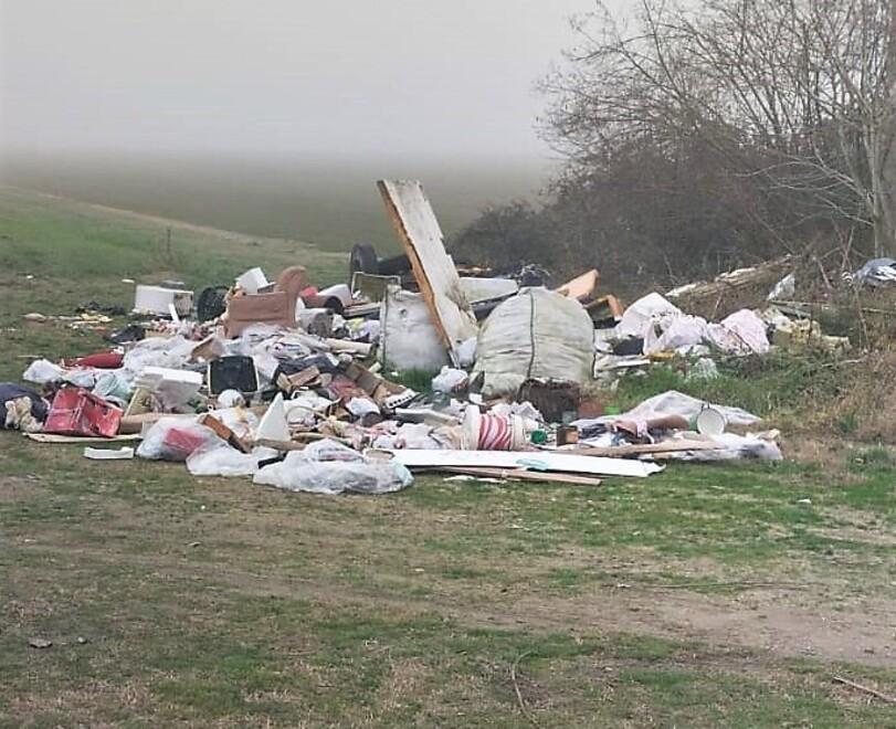 Argenta, discarica a cielo aperto: spunta anche un’auto rubata