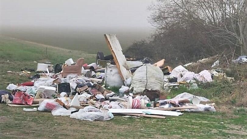 Argenta, discarica a cielo aperto: spunta anche un’auto rubata