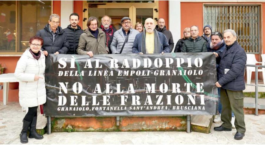 
	I membri del comitato mostrano uno striscione

