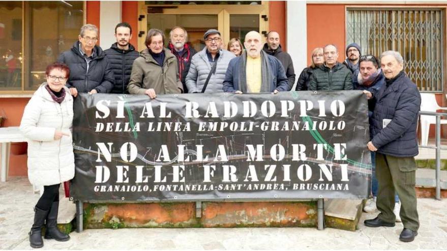 I membri del comitato mostrano uno striscione