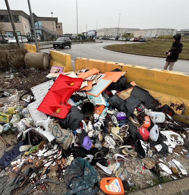 
	Un'immagine della zona industriale di Pontedera: una strada chiusa per troppe buche diventata discarica a cielo aperto (Foto di Franco Silvi)

