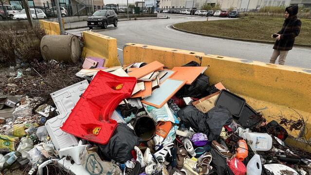 Un'immagine della zona industriale di Pontedera: una strada chiusa per troppe buche diventata discarica a cielo aperto (Foto di Franco Silvi)