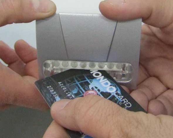 Trovato skimmer ultra moderno in grado di carpire i codici delle carte 