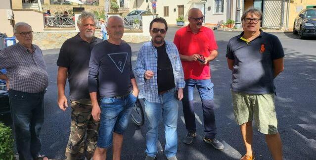 Alcuni cittadini di Nibbiaia che la scorsa estate sono tornati a denunciare i disagi causati dalla mancata copertura del segnale telefonico (Foto di repertorio)