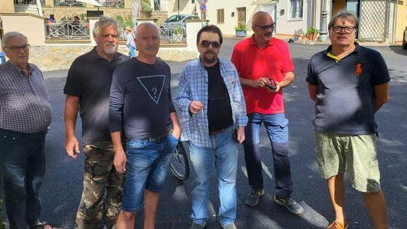 Alcuni cittadini di Nibbiaia che la scorsa estate sono tornati a denunciare i disagi causati dalla mancata copertura del segnale telefonico (Foto di repertorio)
