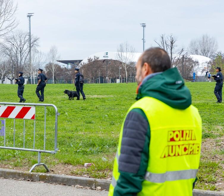 Cani uccisi, nel parco non c’è veleno. Eseguita la bonifica, ma sarà ripetuta