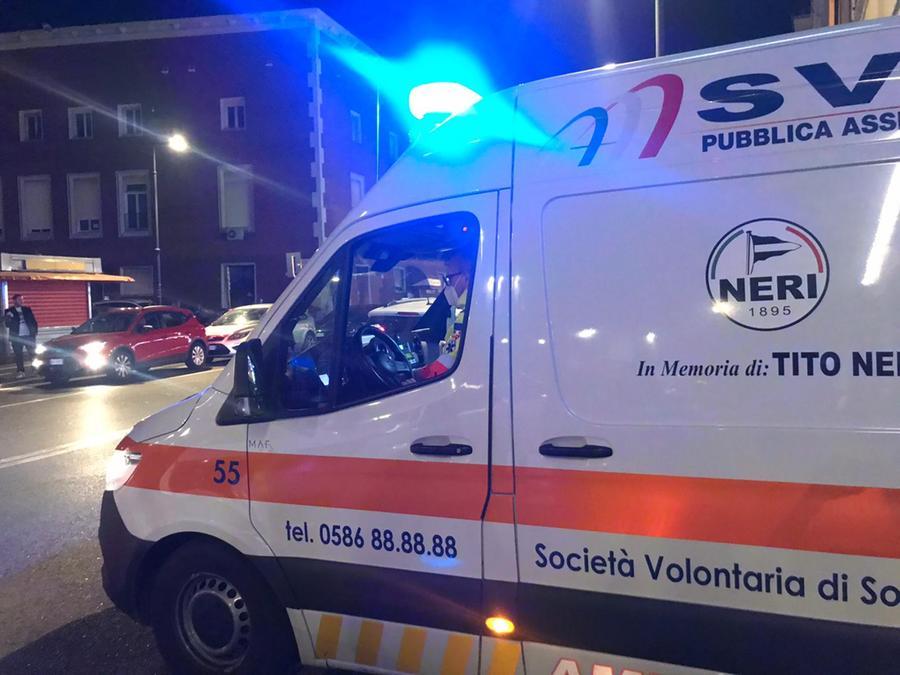 Cadono con lo scooter a Calafuria, grave un 19enne