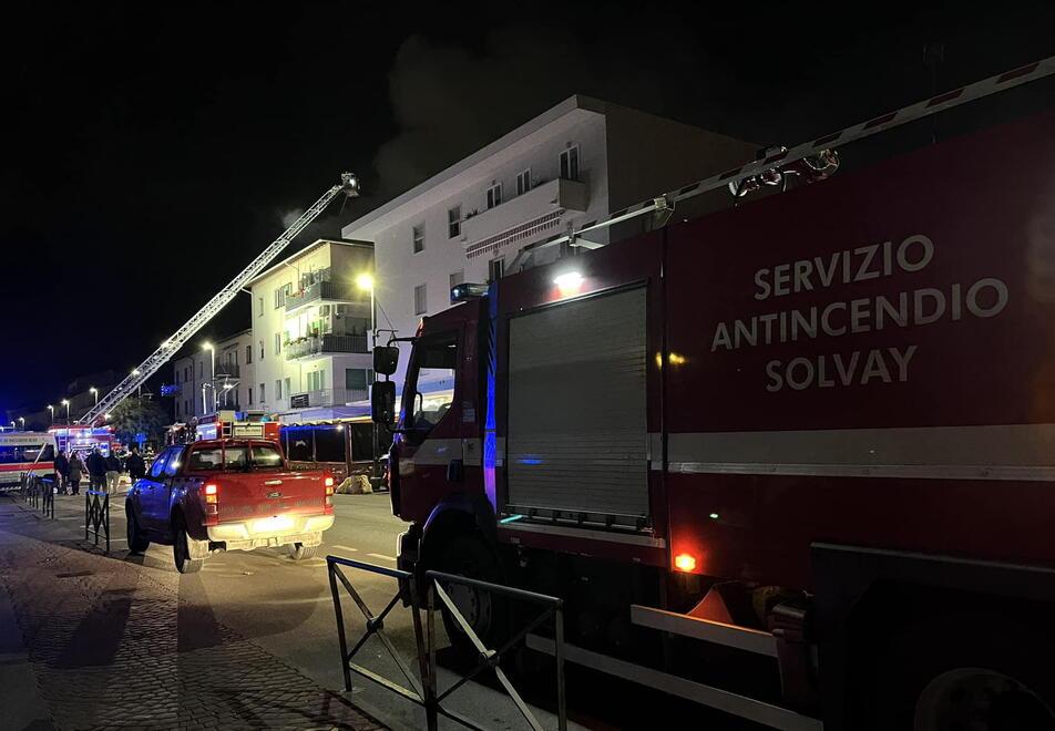 Un momento dell’intervento nel palazzo lungo l’Aurelia con la collaborazione dei pompieri di Solvay
