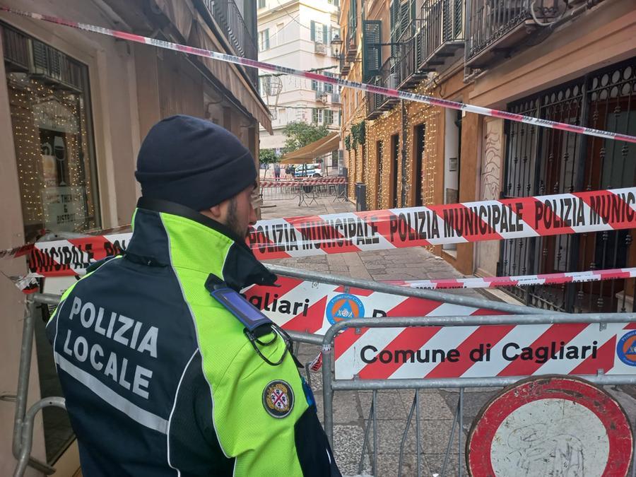 Cagliari, palazzina a rischio crollo: 13 abitanti evacuati e tratto di strada chiuso