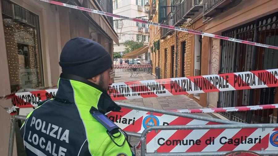 Cagliari, palazzina a rischio crollo: 13 abitanti evacuati e tratto di strada chiuso
