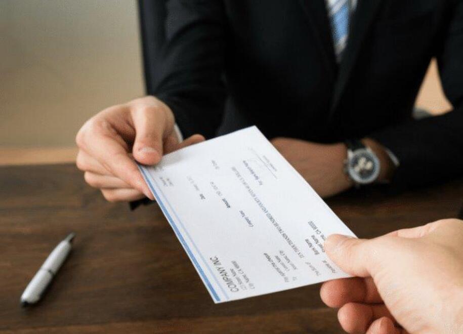 Assegni inviati con WhatsApp clonati e incassati: banca e Poste Spa condannate