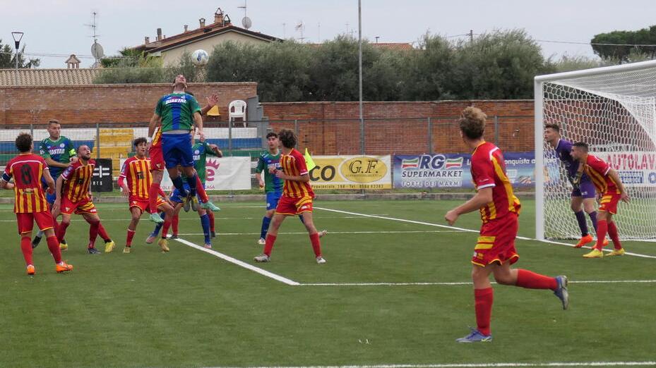 Un’azione d’attacco del Seravezza Pozzi (Foto Roberto Paglianti)