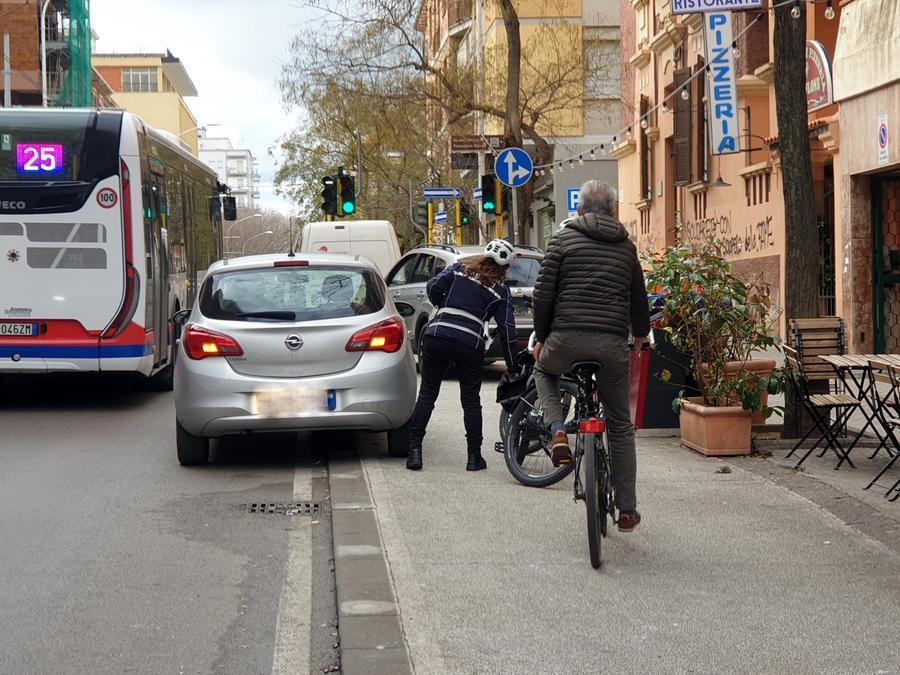Sassari, la pista ciclabile si congeda tra parcheggi selvaggi e multe