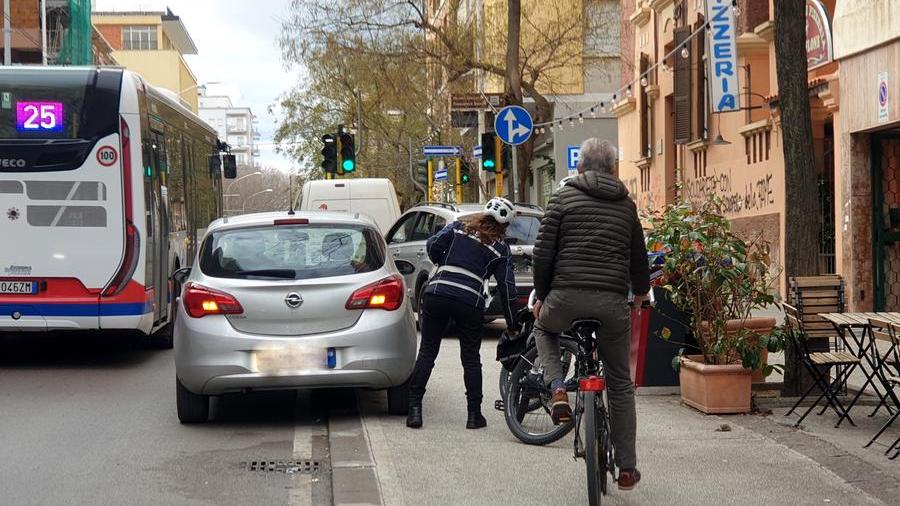 Sassari, la pista ciclabile si congeda tra parcheggi selvaggi e multe