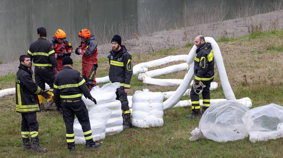 Cento, fiume Reno: corsa contro il tempo per fermare il gasolio
