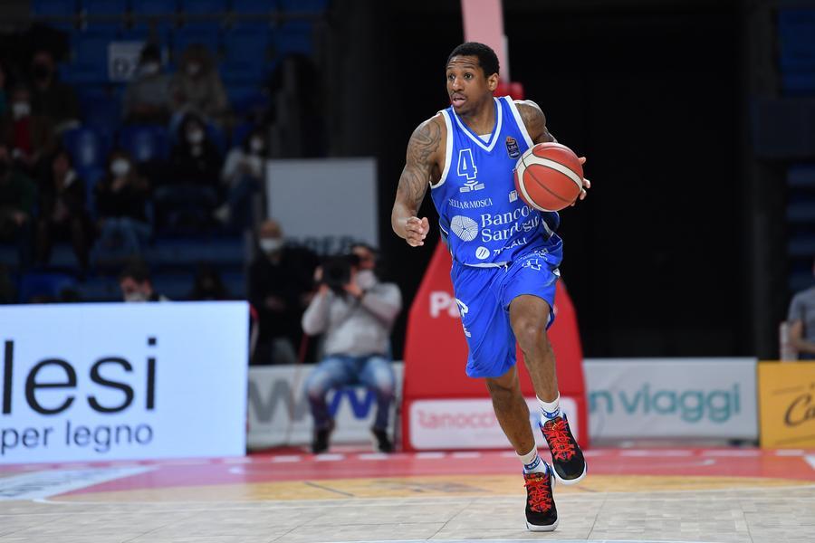 La Dinamo sbanca Reggio Emilia