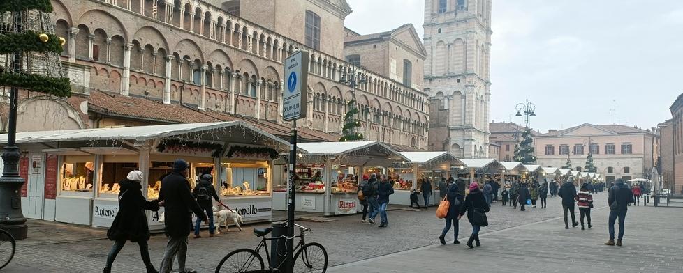 Ferrara, bancarelle promosse. I commercianti: «Peccato per i continui furti»