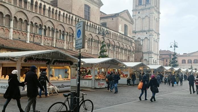 Ferrara, bancarelle promosse. I commercianti: «Peccato per i continui furti»