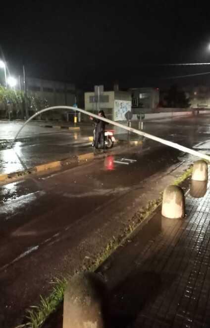 Tragedia mancata ad Alghero: crolla un palo e sfiora un portapizze