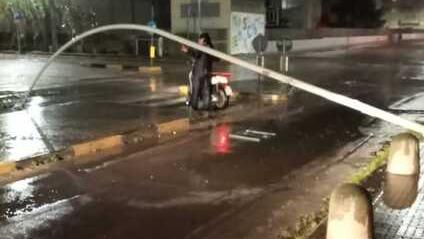 Tragedia mancata ad Alghero: crolla un palo e sfiora un portapizze