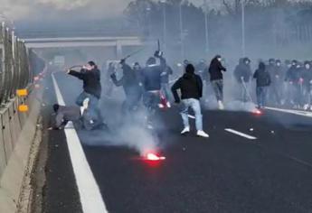Guerriglia sull’autostrada, l'Italia bloccata ad Arezzo: la follia degli ultrà incappucciati