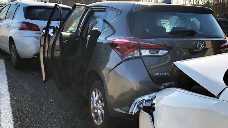 Nella foto un tamponamento tra auto su una strada del territorio provinciale pisano
