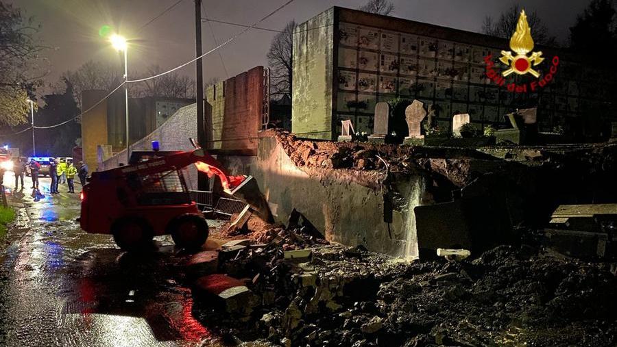 Il muro crollato al cimitero di Figline