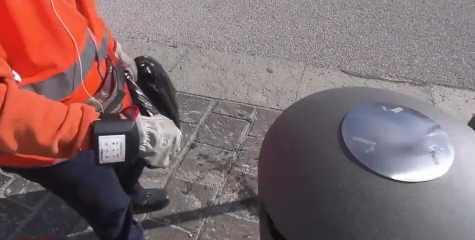 Nella foto un braccialetto per la pesatura dei rifiuti al polso di un operatore di un’azienda del servizio rifiuti