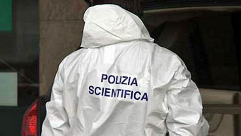 Uomo di 78 anni trovato morto in casa. I vicini non lo vedono e danno l’allarme