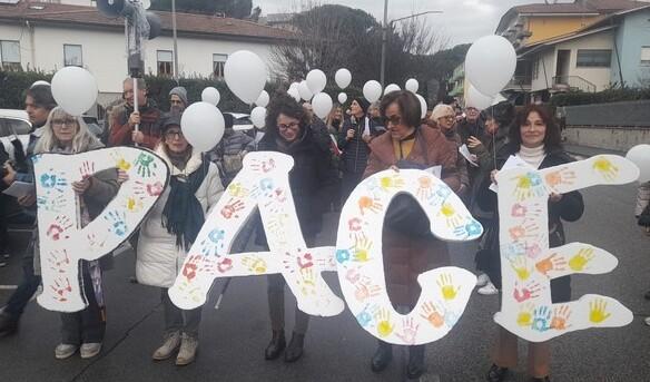 In 200 alla marcia della pace. «Da noi il problema è il lavoro»