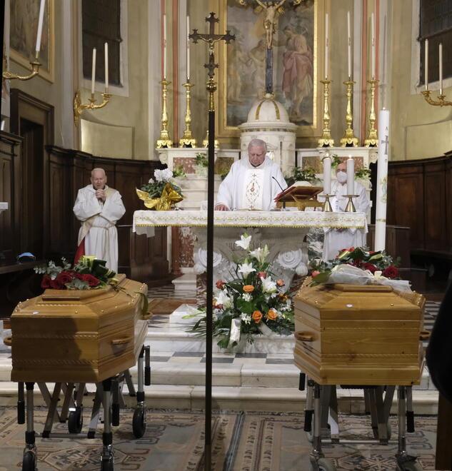 Le bare affiancate di madre e figlio e un silenzio irreale. L’addio di Villafranca a Matteo e Franca