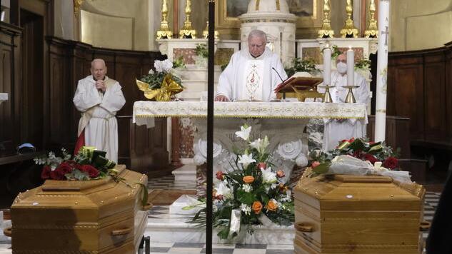 Le bare affiancate di madre e figlio e un silenzio irreale. L’addio di Villafranca a Matteo e Franca