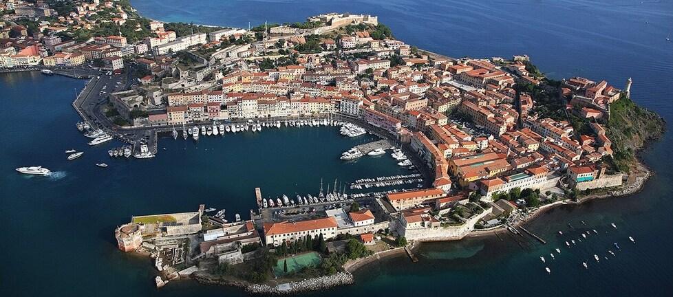 Marciapiedi, segnaletica e arredi. Portoferraio rifà il look alle strade