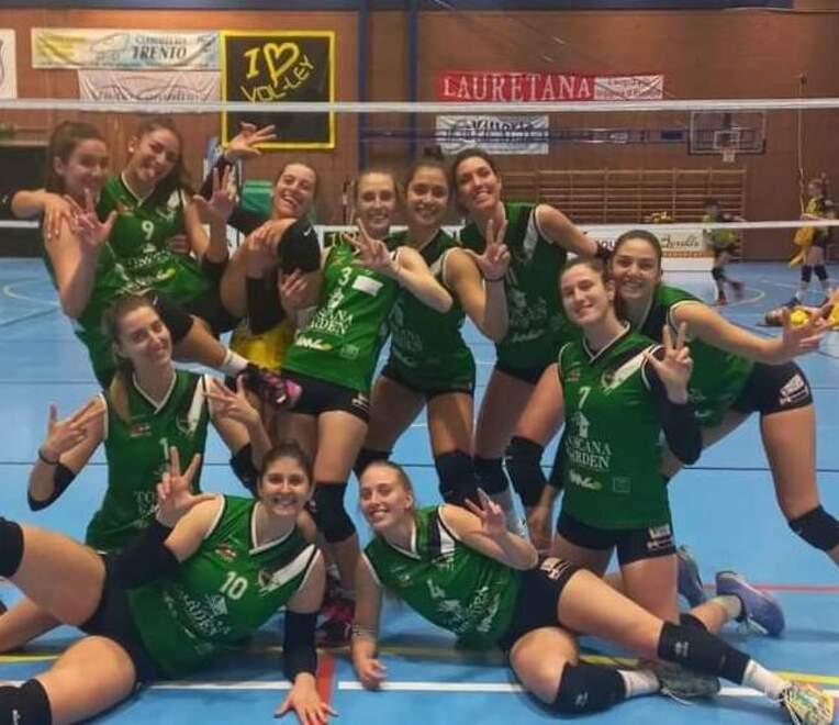 Le ragazze della Nottolini festeggiano la vittoria