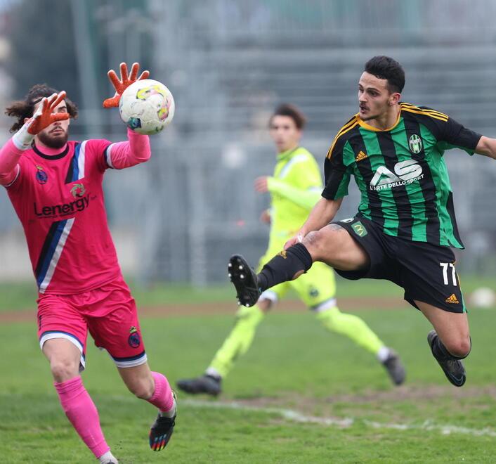 Un tiro di Edoardo Mariani (foto Gori)