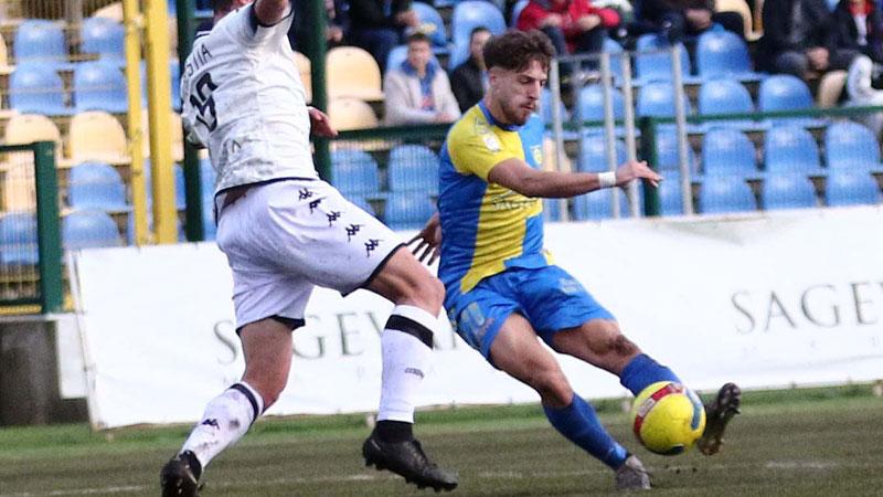 Carrarese horror: a Recanati quattro schiaffi dall’ex Pagliari
