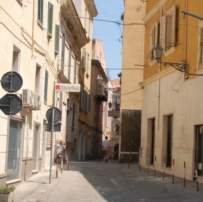 Nel centro di Sassari si spegne un’altra luce: la Pizza al metro si trasferisce al Tanit