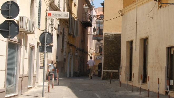 Nel centro di Sassari si spegne un’altra luce: la Pizza al metro si trasferisce al Tanit