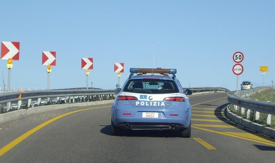 A 190 chilometri orari sulla 131: super multa al conducente di un’auto sportiva
