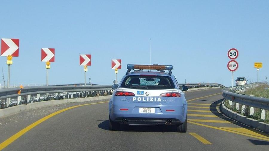A 190 chilometri orari sulla 131: super multa al conducente di un’auto sportiva